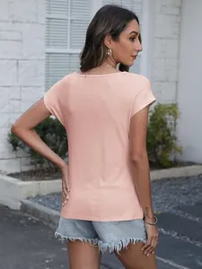 Vista trasera de una camiseta rosa de manga corta en tejido de canalé casual