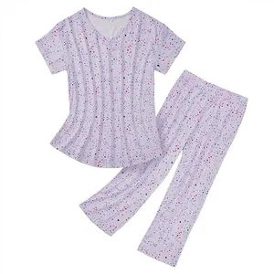 Dames tweeledig lavendelkleurig pyjamaset met sterrenprint, korte mouwen en capri broek.