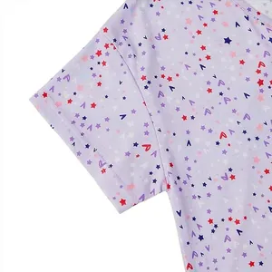 Detailopname van een paarse pyjamajack met kleurrijke sterren- en hartjesprintpatronen