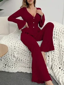 Detailansicht eines burgunderroten, gerippten Loungewear-Sets mit modischen Rüschenärmeln