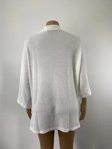 Vue arrière d'un cardigan blanc ample en maille gaufrée avec manches 3/4 élégantes