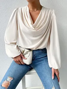 Detail van de elegante gedrapeerde col van een witte chiffon blouse top