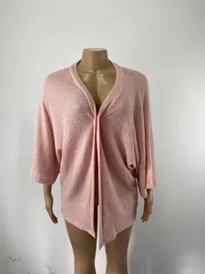 Vue détaillée d'un cardigan rose ample en maille gaufrée avec manches trois-quarts sur un mannequin