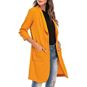Eleganter mittellanger oranger Blazer mit 3/4 Ärmeln und Taschen an einem Model
