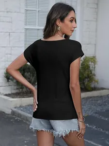 Vista trasera de una camiseta informal de punto acanalado negra de manga corta para mujer