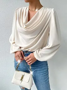 Detail van de elegante ivoren chiffon blouse met een gedrapeerde watervalhals.