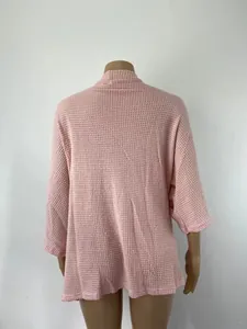 Vue de dos d'un cardigan en maille gaufrée rose à manches 3/4 pour femme.