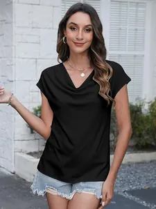 Elegante camiseta negra de manga corta para mujer con cuello vuelto drapeado y corte entallado