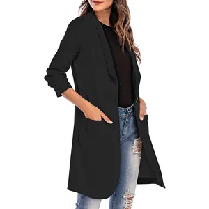 Detailansicht eines modischen langen schwarzen Damenblazers mit 3/4-Ärmeln und Taschen