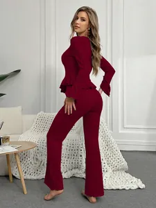 Detailaufnahme eines burgunderroten Strick-Loungewear-Sets mit Rüschen und Schlaghose.