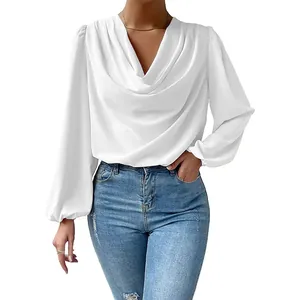 Detailweergave van de elegante witte chiffon blouse met lange mouwen en gedrapeerde hals