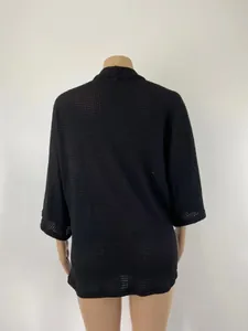 Vue arrière détaillée d'un gilet en maille noir avec manches trois-quarts amples