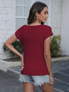 Vista trasera de una camiseta de manga corta ajustada de color rojo vino para mujer