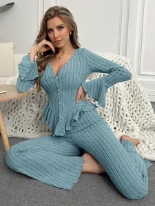 Schickes hellblaues geripptes Damen-Loungewear-Set mit V-Ausschnitt-Strickjacke und Hose