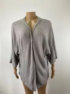 Vue détaillée du cardigan gris en maille gaufrée avec coupe ample et manches 3/4