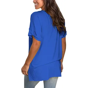 Πίσω όψη μπλε ρουά κοντομάνικου T-shirt με κομψά πλαϊνά σκισίματα και λαιμόκοψη V