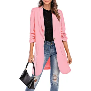 Detailansicht eines rosa mittellangen Blazers mit einem Knopf und 3/4-Rüschenärmeln