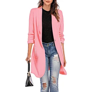 Vorderansicht des rosa mittellangen Blazers mit 3/4-Ärmeln und einem Einzelknopf
