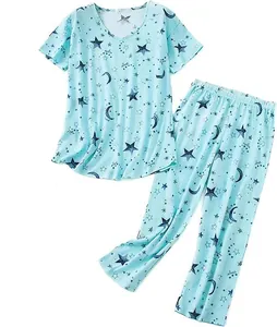 Gedetailleerd overzicht van blauwe dames pyjamaset met sterren en maan printen