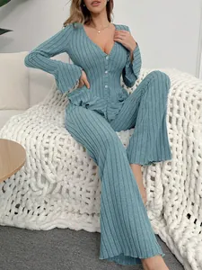 Elegantes blaues geripptes Lounge-Set mit Rüschen-Cardigan und ausgestellter Hose