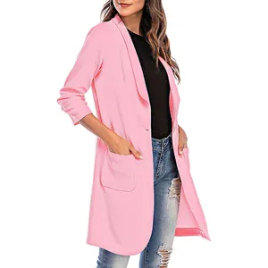 Detailansicht eines stylischen rosa Damen-Blazers in mittlerer Länge mit 3/4-Ärmeln.