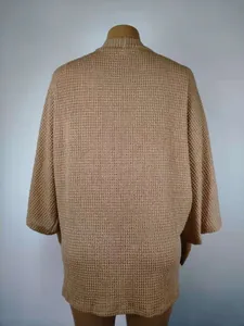 Vue arrière d'un cardigan ample en maille gaufrée kaki avec manches trois-quarts.