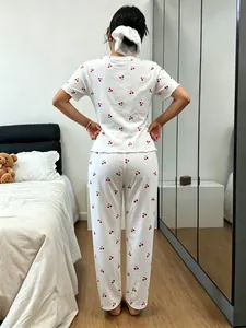 Πίσω όψη άνετης γυναικείας λευκής βαμβακερής πιτζάμας με όμορφο σχέδιο κόκκινο κεράσι