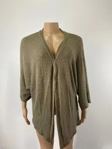 Détail d'un cardigan ample en maille gaufrée vert olive avec manches trois-quarts