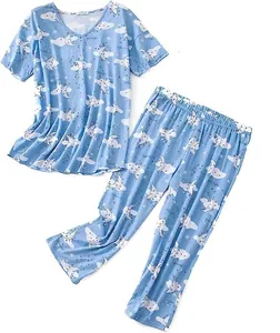 Blauwe pyjama-set met korte mouwen, wolk- en maanprint en een fijne 7-punts broek