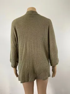 Gilet en maille vert olive pour femme avec manches 3/4, vue arrière sur un mannequin