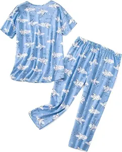 Gedetailleerde weave van de blauwe pyjamaset met schattige maan- en sterrenpatronen.