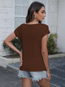 Vista posterior detallada de una camiseta marrón de manga corta ajustada para mujer