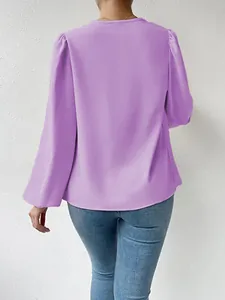 Achteraanzicht van een losse paarse chiffon blouse met lange mouwen en pofmouwen