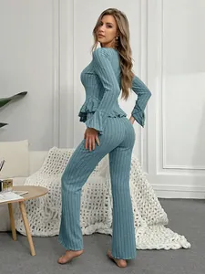 Detailansicht eines blauen gerippten Pyjama-Sets mit ausgestellten Ärmeln und langer Hose