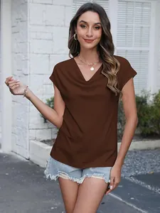 Detalle de una camiseta marrón entallada con cuello drapeado para mujer en estilo casual