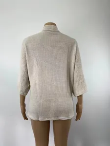 Vue arrière d'un cardigan ample en maille gaufrée avec manches 3/4 en couleur beige