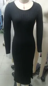 Detalle de un vestido largo de punto acanalado negro con abertura lateral para mujer.