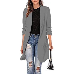 Detail des grauen mittellangen Blazers für Damen mit 3/4-Ärmeln und Ein-Knopf-Verschluss.
