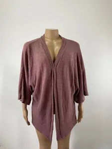 Détail d'un cardigan en maille gaufrée mauve avec manches trois-quarts
