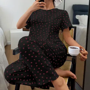 Conjunto de pijama negro para mujer con estampado de corazones, manga corta y pantalón.