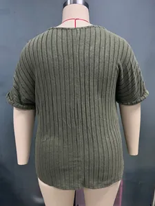 Vista trasera de una camiseta de punto acanalado verde oliva de talla grande para mujer