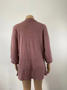 Vue arrière d'un gilet ample en maille gaufrée mauve à manches trois-quarts