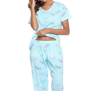 Lichtblauw dames pyjamaset met vlinderprint, korte mouwen en driekwart broek katoen