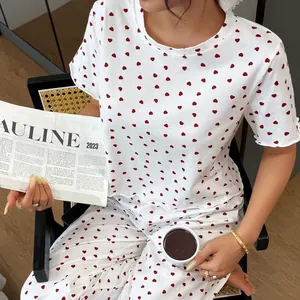Conjunto de pijama de algodón blanco para mujer con estampado de corazones rojos