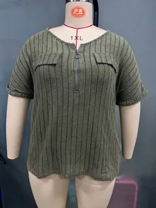 Primer plano de camiseta de canalé de talla grande verde oliva con cremallera y bolsillos