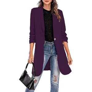 Detailansicht eines mittellangen lila Damenblazers mit einem Knopf und Taschen