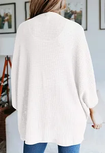 Vue arrière d'un gilet blanc en maille gaufrée pour femme avec manches 3/4.