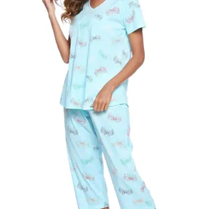 Comfortabele lichtblauwe damespyjama set met korte mouwen en kleurrijke vlinders
