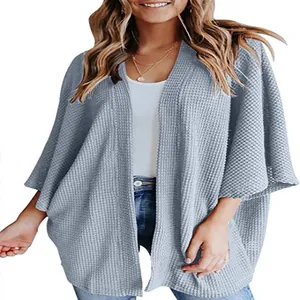 Gilet en maille gaufrée bleu clair avec manches chauve-souris trois-quarts pour femmes élégantes