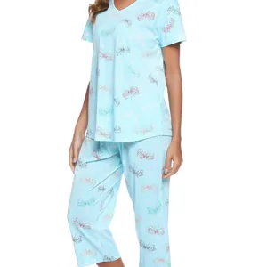 Lichtblauwe dames pyjamaset met kleurrijke vlinderprint, korte mouwen en capribroek